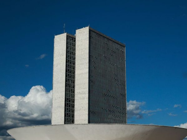 Câmara aprova MP que muda incentivos fiscais à indústria petroquímica