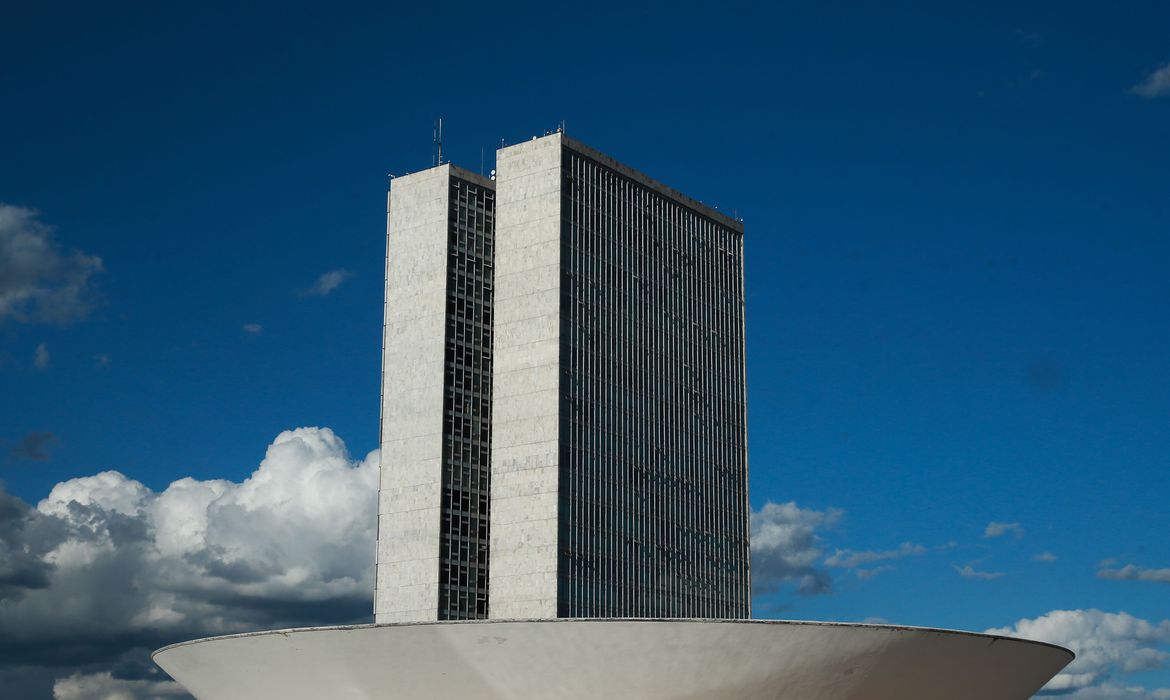 Câmara aprova MP que muda incentivos fiscais à indústria petroquímica