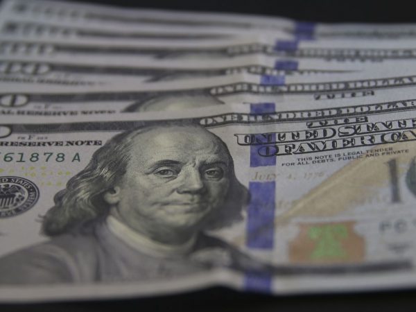 Dólar recua 2,2% e vai a R$ 4,94 com bom humor nos mercados globais