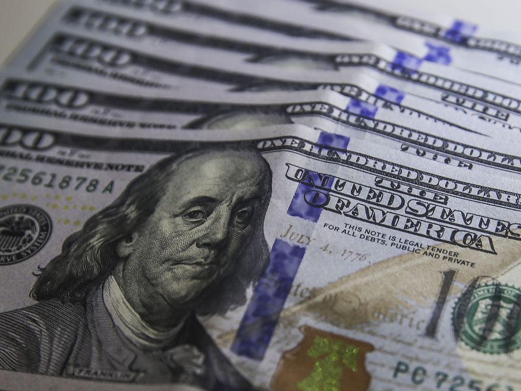 Dólar recua com dados de inflação no Brasil e nos EUA