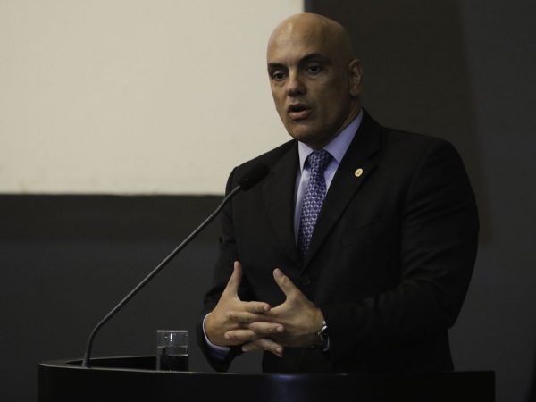 Moraes bloqueia bens de Daniel Silveira para garantir pagamento de multas