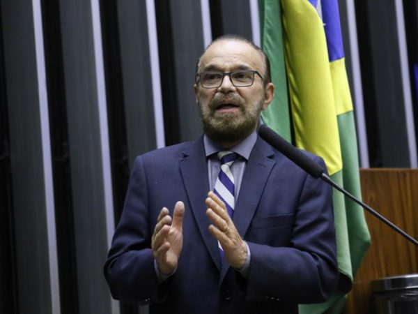 Deputado da bancada evangélica é eleito vice da Câmara para substituir opositor de Bolsonaro