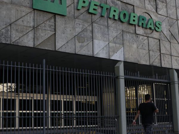 Governo planeja trava para evitar reajustes da Petrobras em ano eleitoral