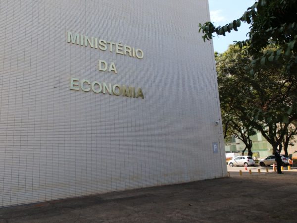 Governo anuncia corte de R$ 8,2 bi em verbas de ministérios