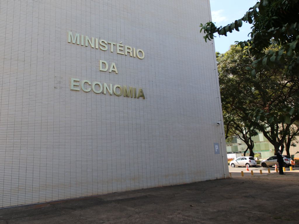 Governo anuncia corte de R$ 8,2 bi em verbas de ministérios