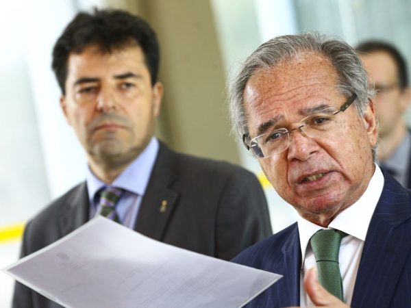 Ministro entrega estudos de privatização da PPSA e da Petrobras