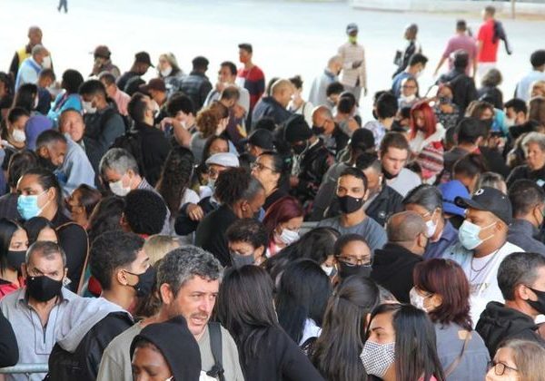 Trabalhadores dormem na fila em busca de vaga no Mutirão do Emprego