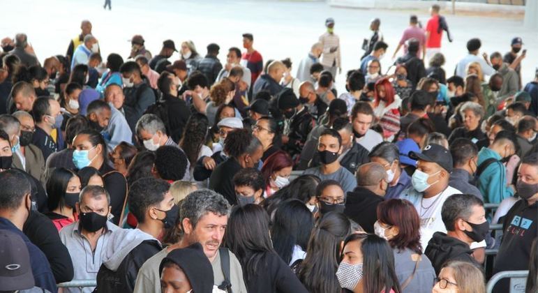 Trabalhadores dormem na fila em busca de vaga no Mutirão do Emprego