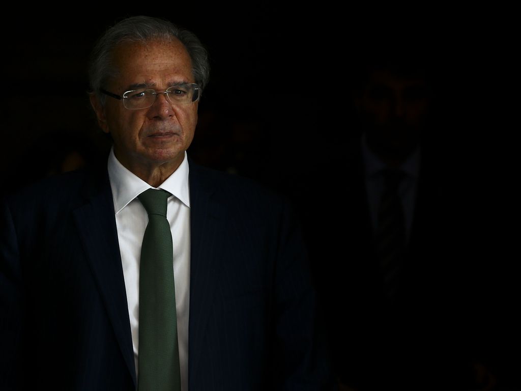 Único reajuste possível a funcionalismo é linear e de até 5%, diz Guedes