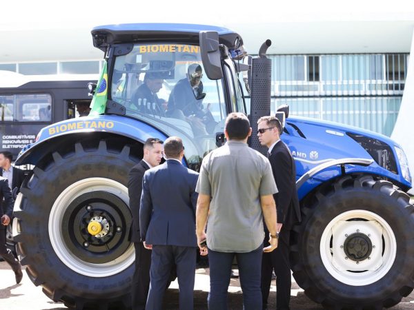 Governo Bolsonaro planeja mais R$ 1,2 bi para trator e ignora fila de famílias carentes