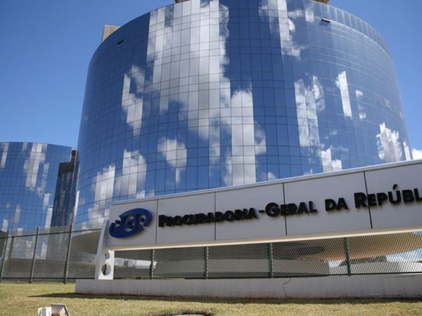 Presidente entra com ação na PGR contra ministro do Supremo