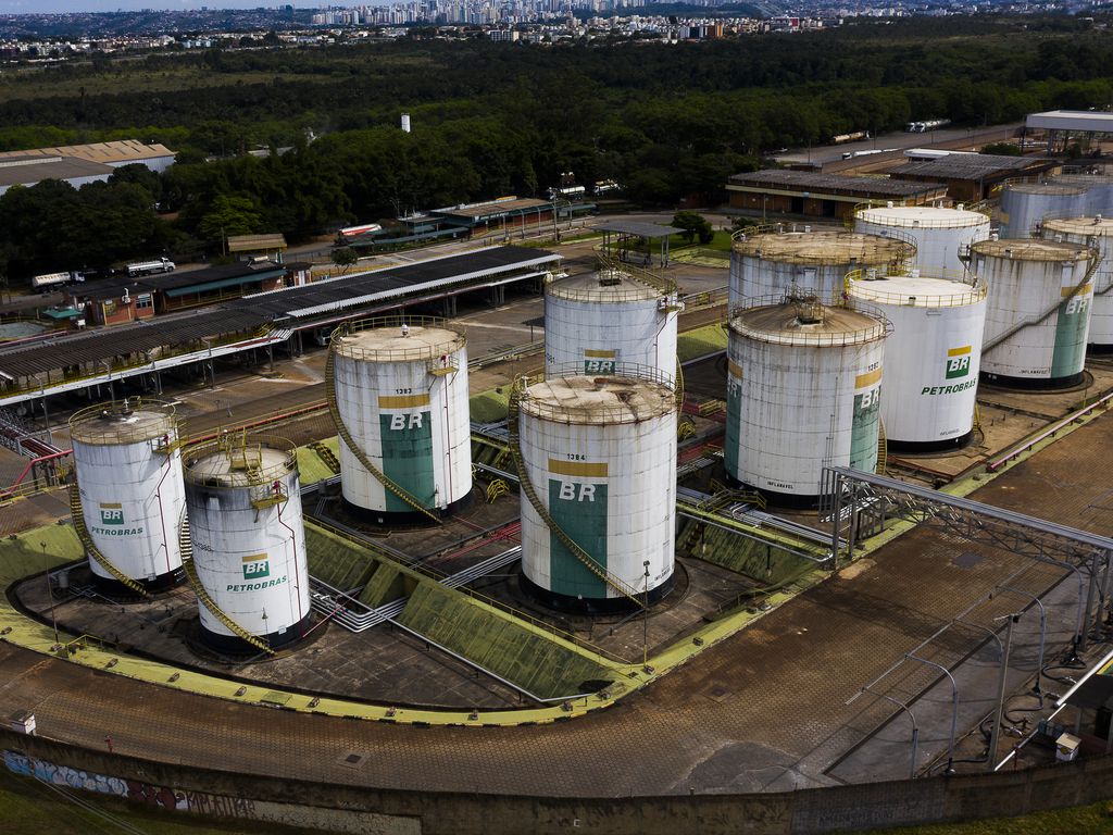 Ganho da Petrobras com petróleo caro compensa perda com trava nos combustíveis, diz banco