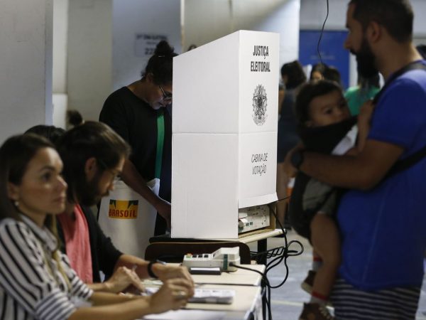 Lula tem 44% e Bolsonaro 31% no primeiro turno das eleições, aponta pesquisa Ipespe