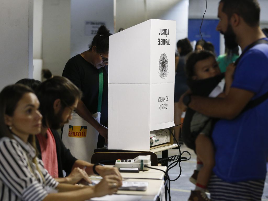 Lula tem 44% e Bolsonaro 31% no primeiro turno das eleições, aponta pesquisa Ipespe