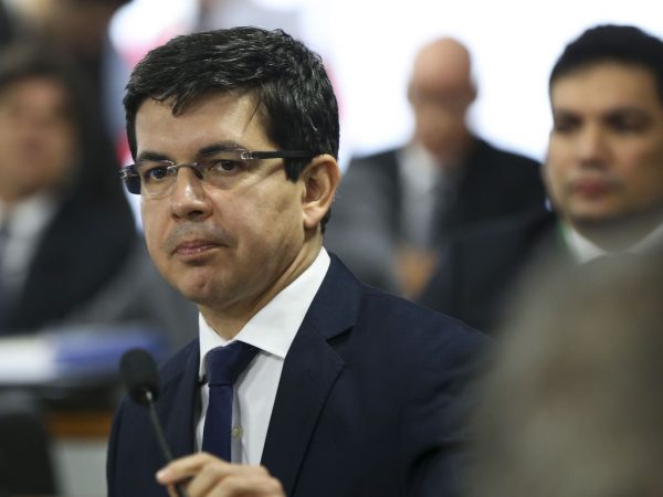 Oposição a Bolsonaro entrega pedido para criar CPI sobre corrupção no MEC