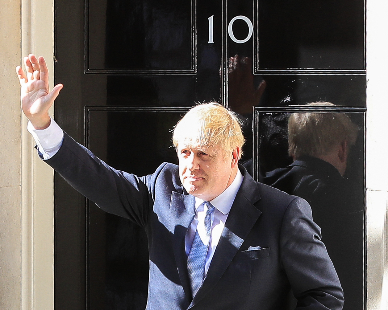 Boris Johnson escapa de voto de desconfiança e continua como premiê do Reino Unido