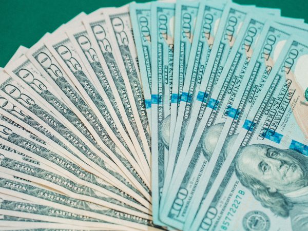 Dólar sobe 1,07% com temor de escalada da inflação global