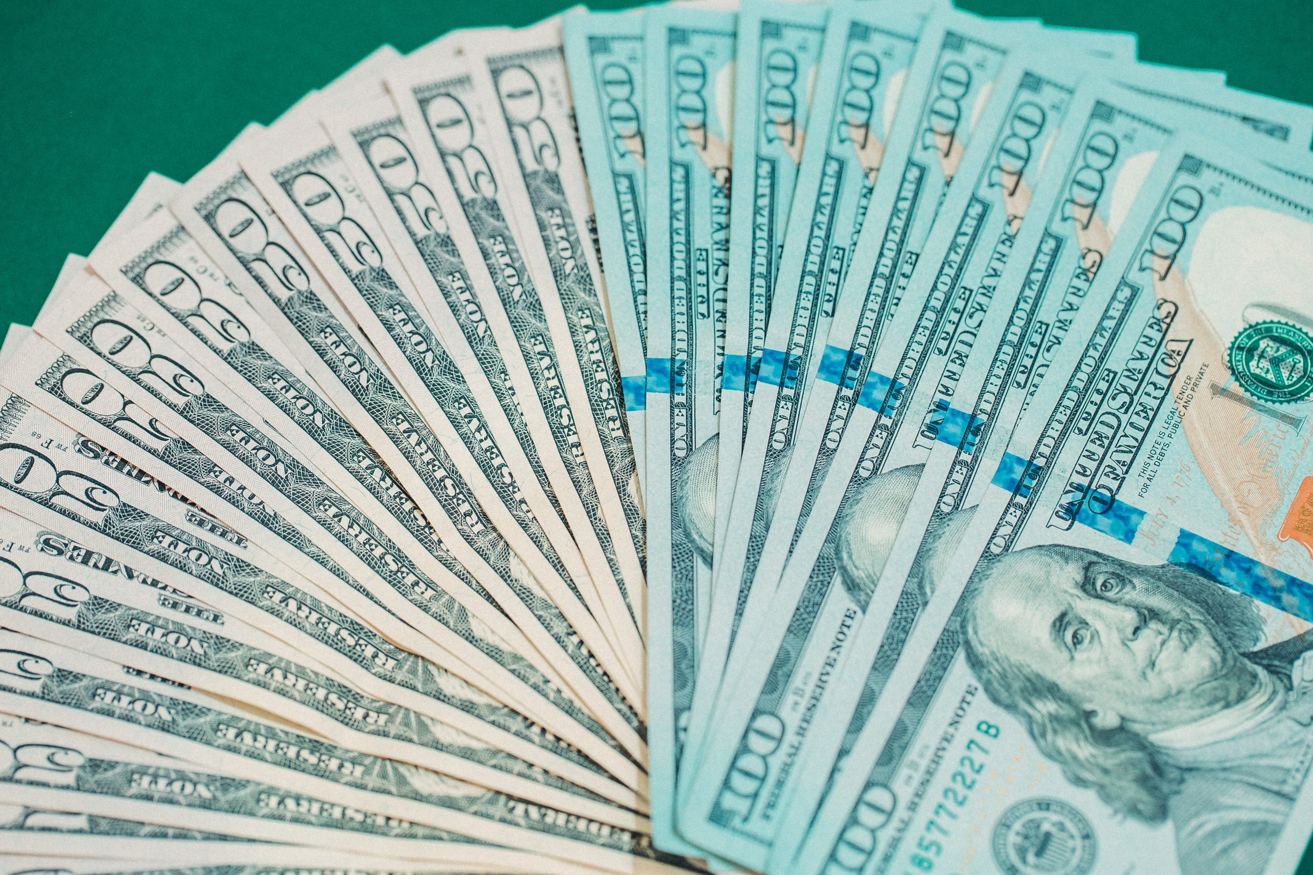 Dólar sobe 1,07% com temor de escalada da inflação global
