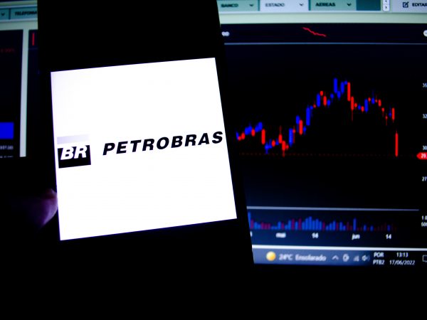 Ações da Petrobras afundam e Bolsa tomba abaixo dos 100 mil pontos