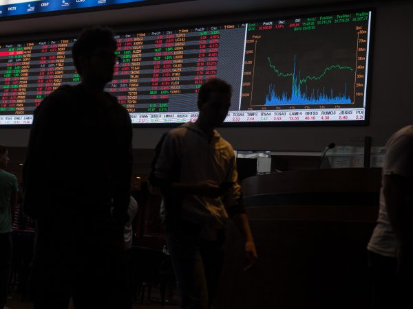 Bolsa fecha em ligeira alta puxada por Petrobras e bancos