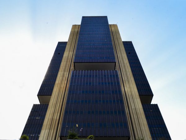 Risco de inflação estourar limite da meta é próximo de 100% pelo 2º ano consecutivo, diz BC