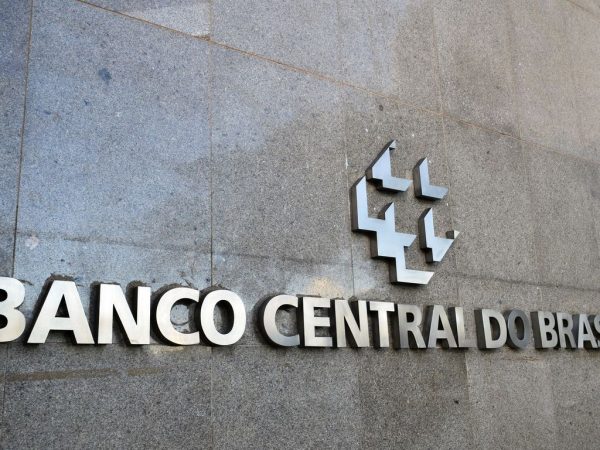 Incerteza sobre políticas fiscais traz risco de alta para inflação, alerta BC