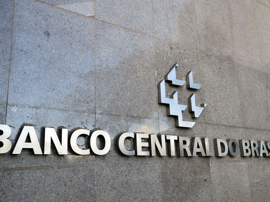 Incerteza sobre políticas fiscais traz risco de alta para inflação, alerta BC