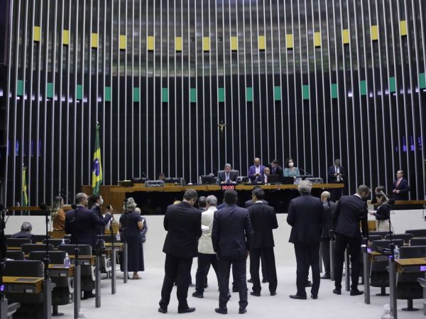 Câmara conclui votação de projeto que limita ICMS dos combustíveis