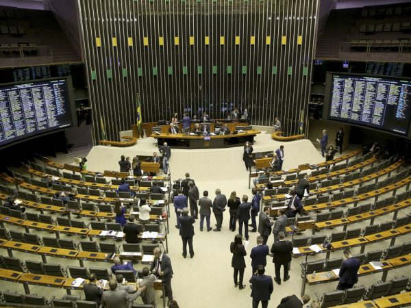 Câmara aprova MP que autoriza venda direta de etanol para postos