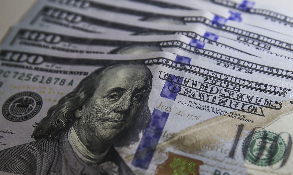 Dólar aproxima-se de R$ 4,80, apesar de bom humor externo