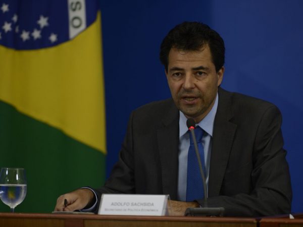 Ministro diz que governo não pode interferir nos preços da Petrobras