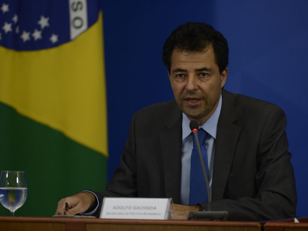Ministro diz que governo não pode interferir nos preços da Petrobras