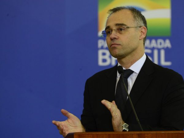 Mendonça determina que estados reduzam ICMS sobre diesel e cobra informações da Petrobras