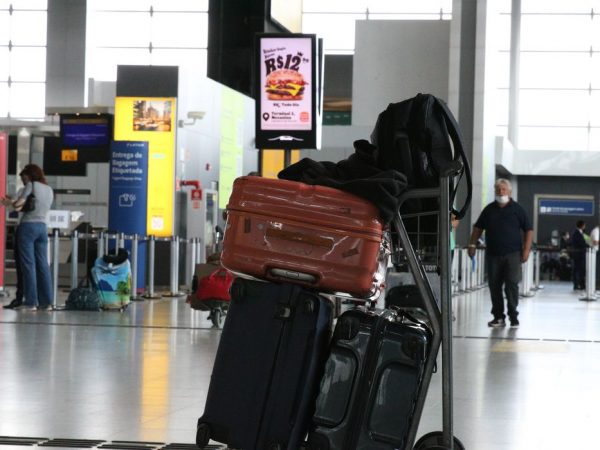 Presidente veta retorno do despacho gratuito de bagagem em avião