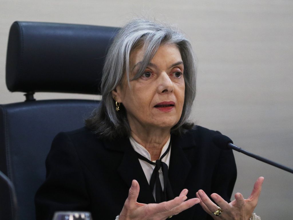 Cármen Lúcia cita gravidade e pede posição da PGR sobre investigar Bolsonaro