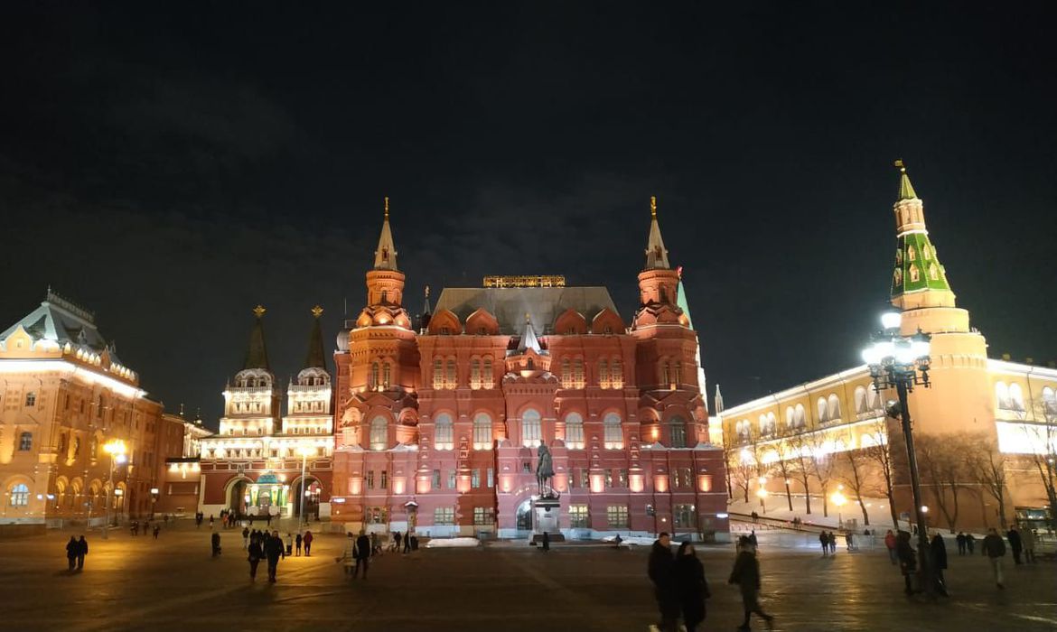 Moscou bane jornalistas britânicos em retaliação a bloqueio de órgãos russos