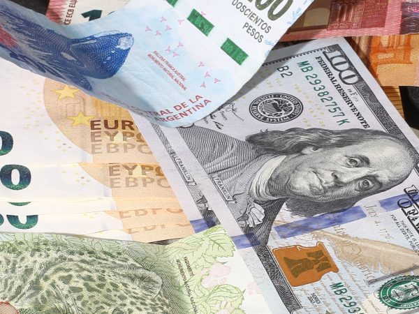 Euro cai ao mesmo valor do dólar pela primeira vez desde 2002; entenda