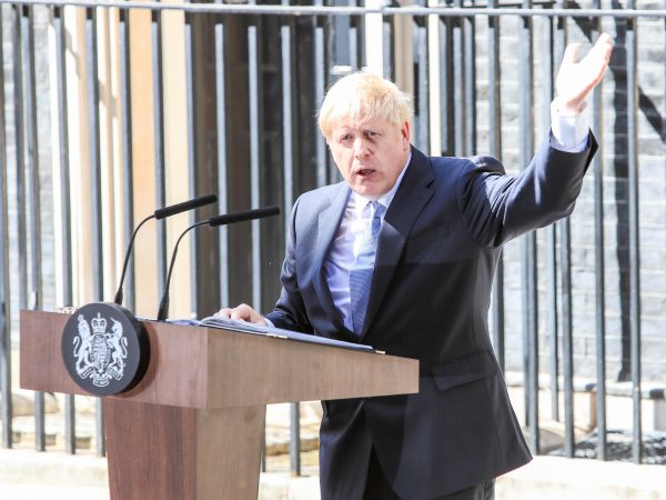 Boris Johnson renuncia no Reino Unido após escalada de crises