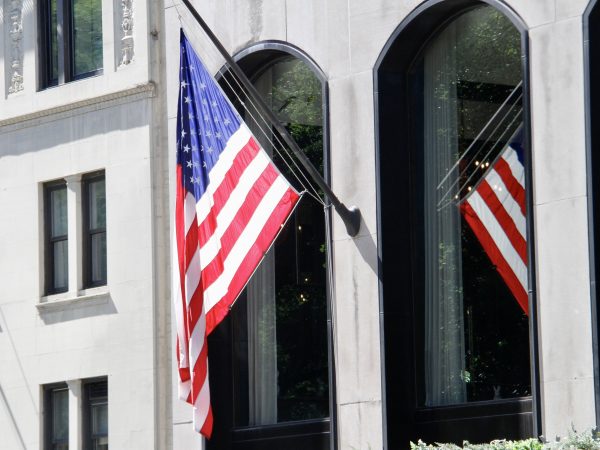 Fed interrompe alta de juros nos EUA, mas sinaliza novos aumentos neste ano
