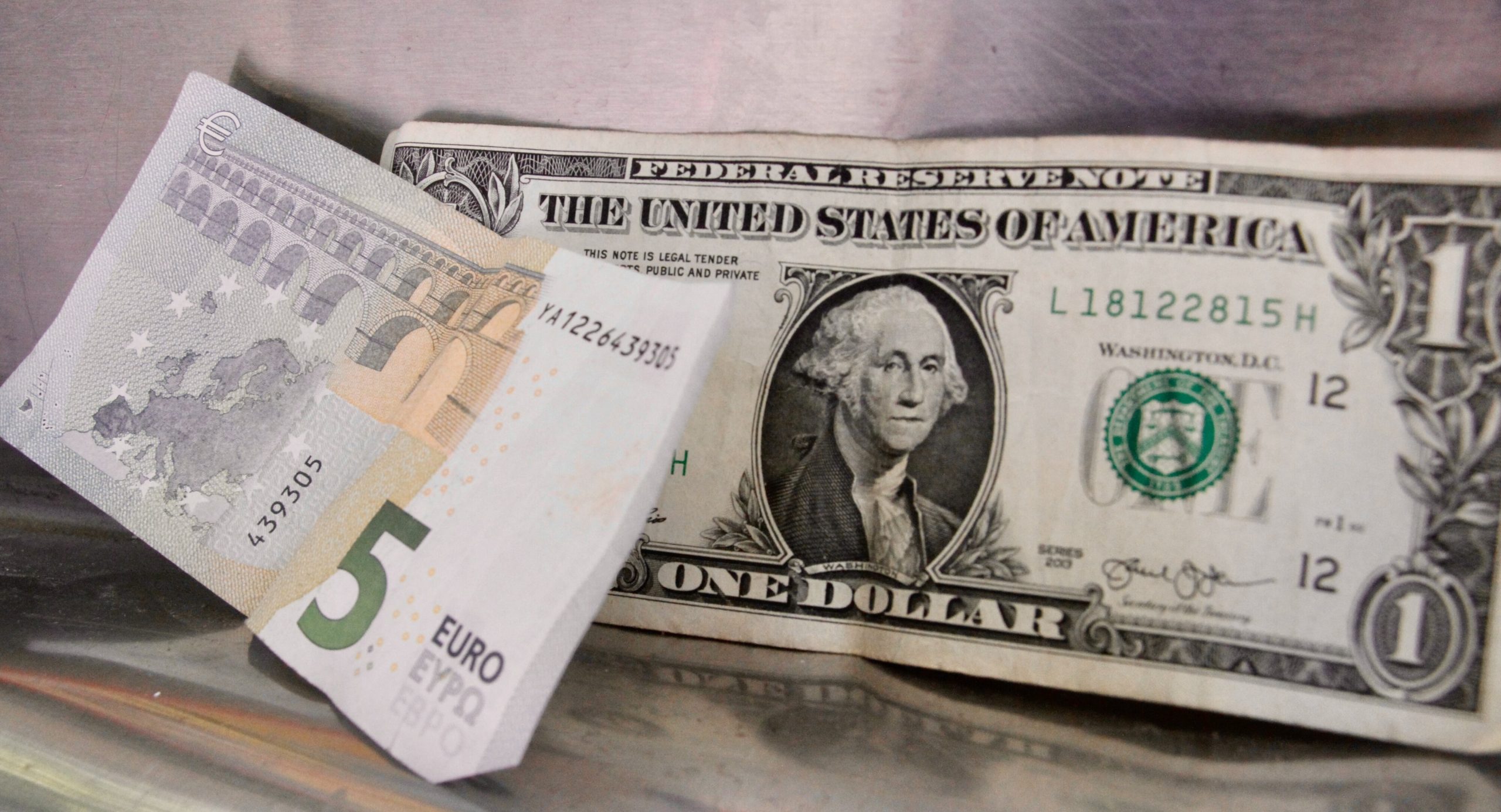 Euro vale menos que o dólar, após a maior inflação nos EUA em 40 anos