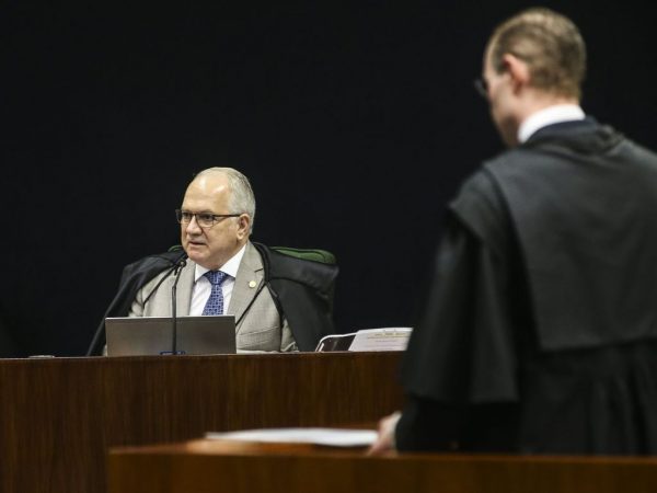 Fachin dá cinco dias para Bolsonaro se manifestar sobre reunião com embaixadores