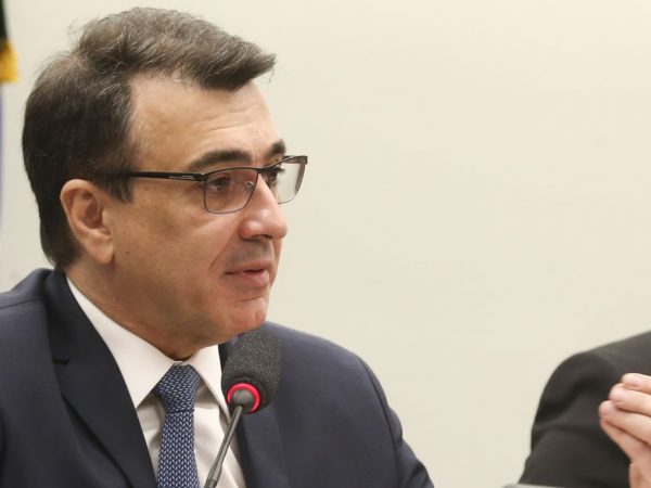 Chanceler brasileiro negocia compra de diesel com Rússia