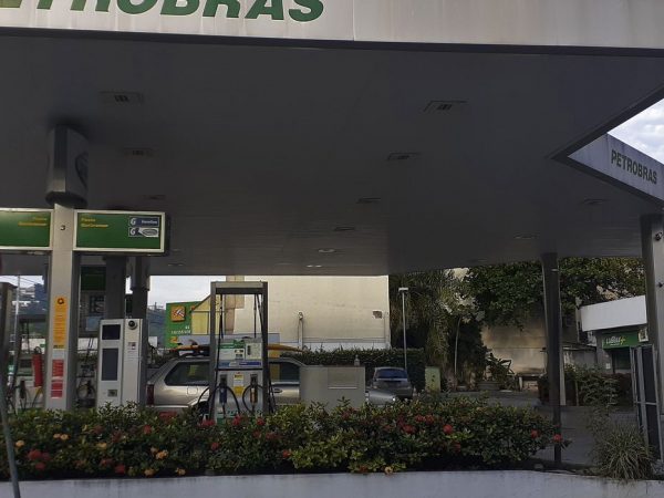 Rio de Janeiro reduz para 18% alíquota do ICMS sobre combustíveis