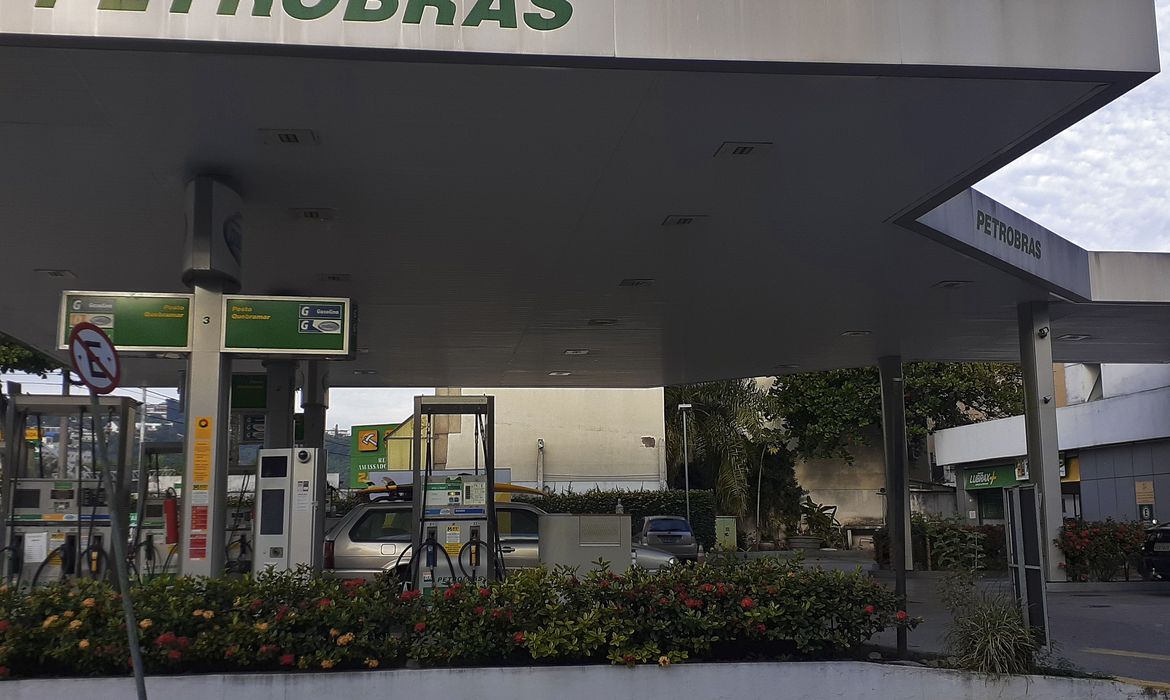Rio de Janeiro reduz para 18% alíquota do ICMS sobre combustíveis
