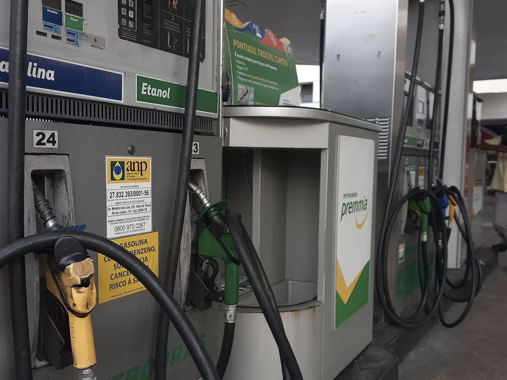 Gasolina cai pela quarta semana e já está abaixo de R$ 6 por litro