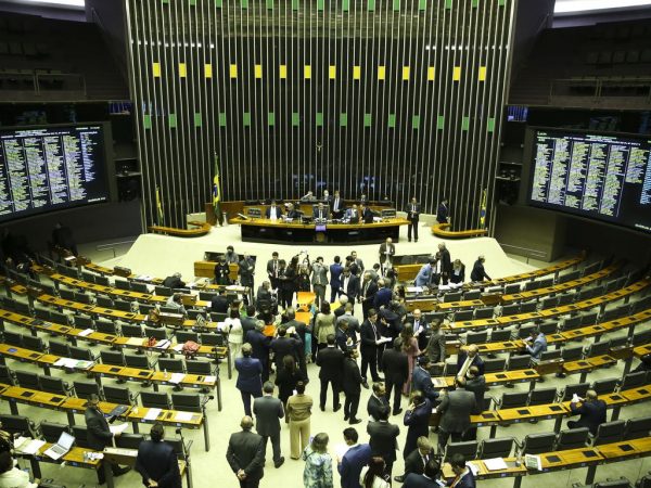 Votação da PEC dos bilhões é adiada em comissão da Câmara