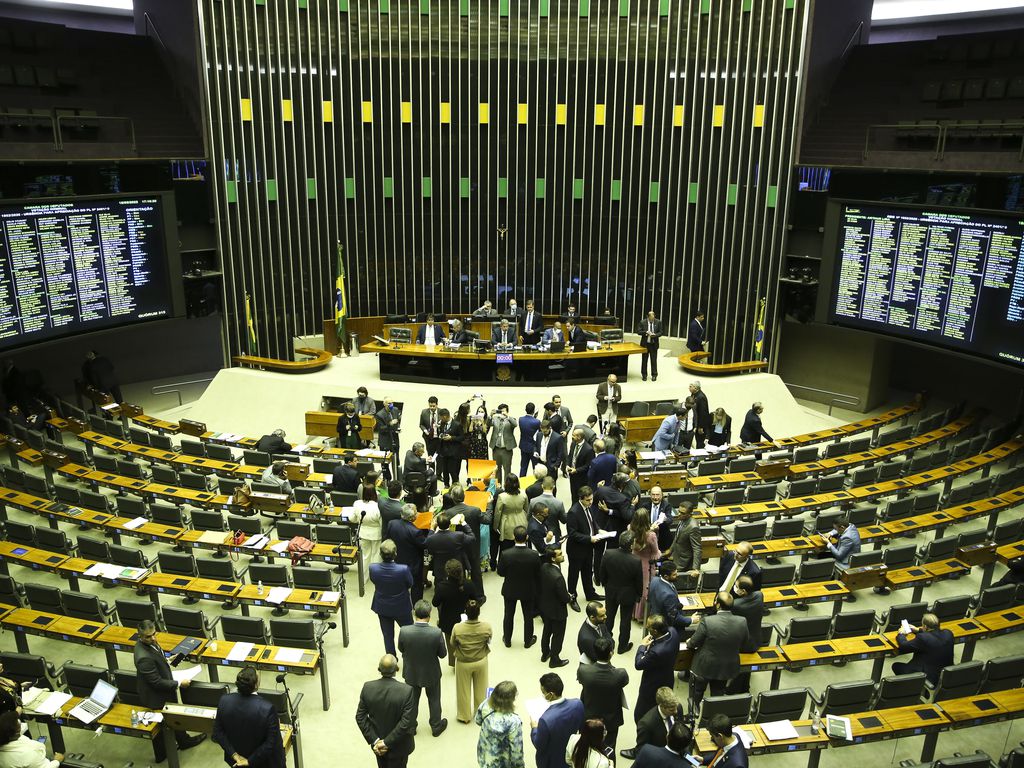Votação da PEC dos bilhões é adiada em comissão da Câmara