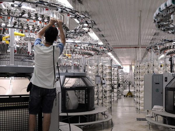 Indústria tem desempenho negativo em outubro, diz CNI