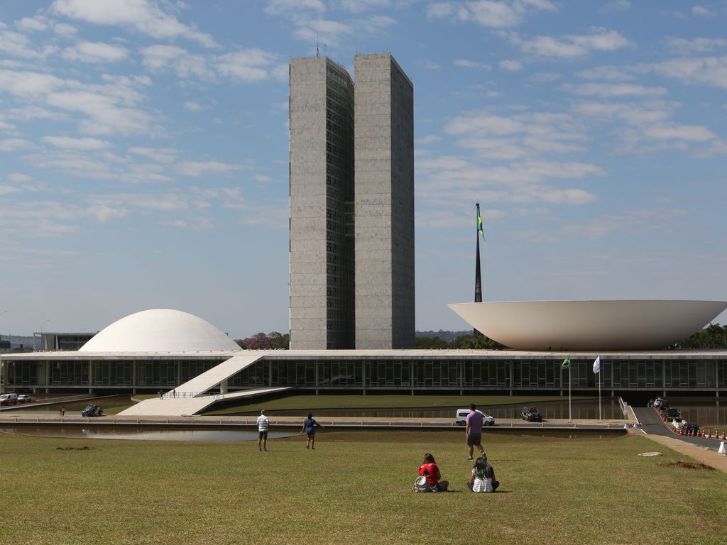Em vitória do governo, deputados mantêm estado de emergência na PEC dos bilhões