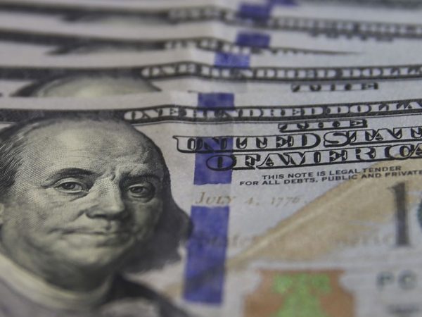 Dólar cai para R$ 5,26 e tem primeira queda semanal desde maio